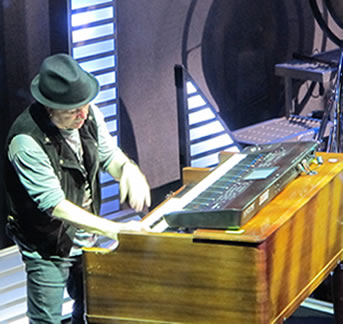A dapper Neal Doughty performing 'Roll With The Changes'